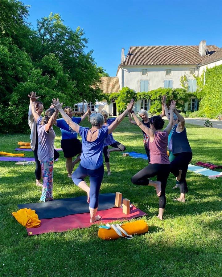 Group Tree Pose Bordeaux Retreat May 2022