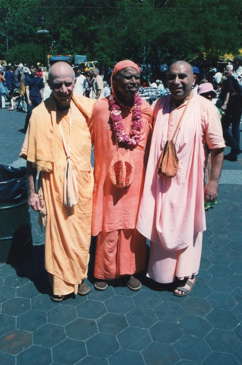 2004_Prabhuji_at_Ratha_Yatra_NY_with_several_Iskcon_devotees_109