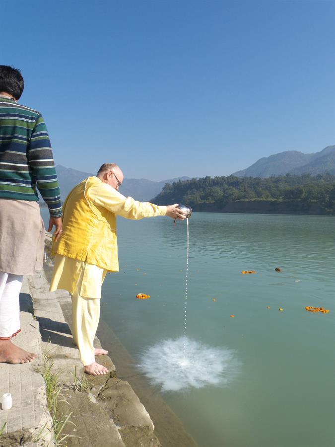 Performing a puja on the banks of Ganga. 11/14
