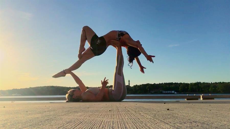 Acroyoga at Updog Bodies