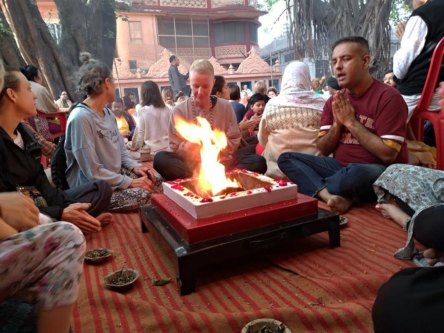 Fire ritual in the morning at Parmeth