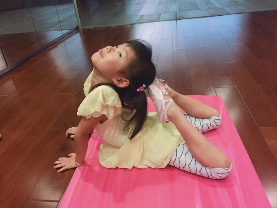 Ballerina Yogini in China